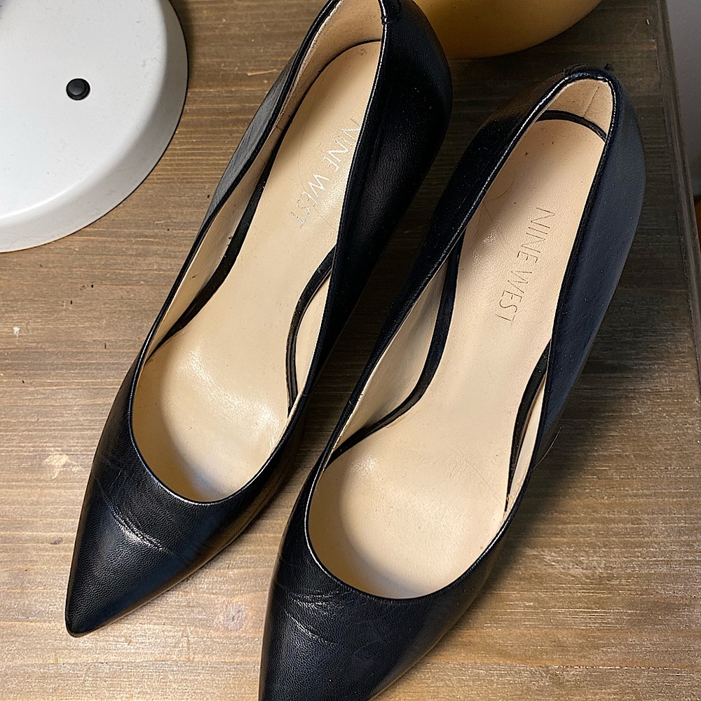 Nine West pointed toe pump heel
